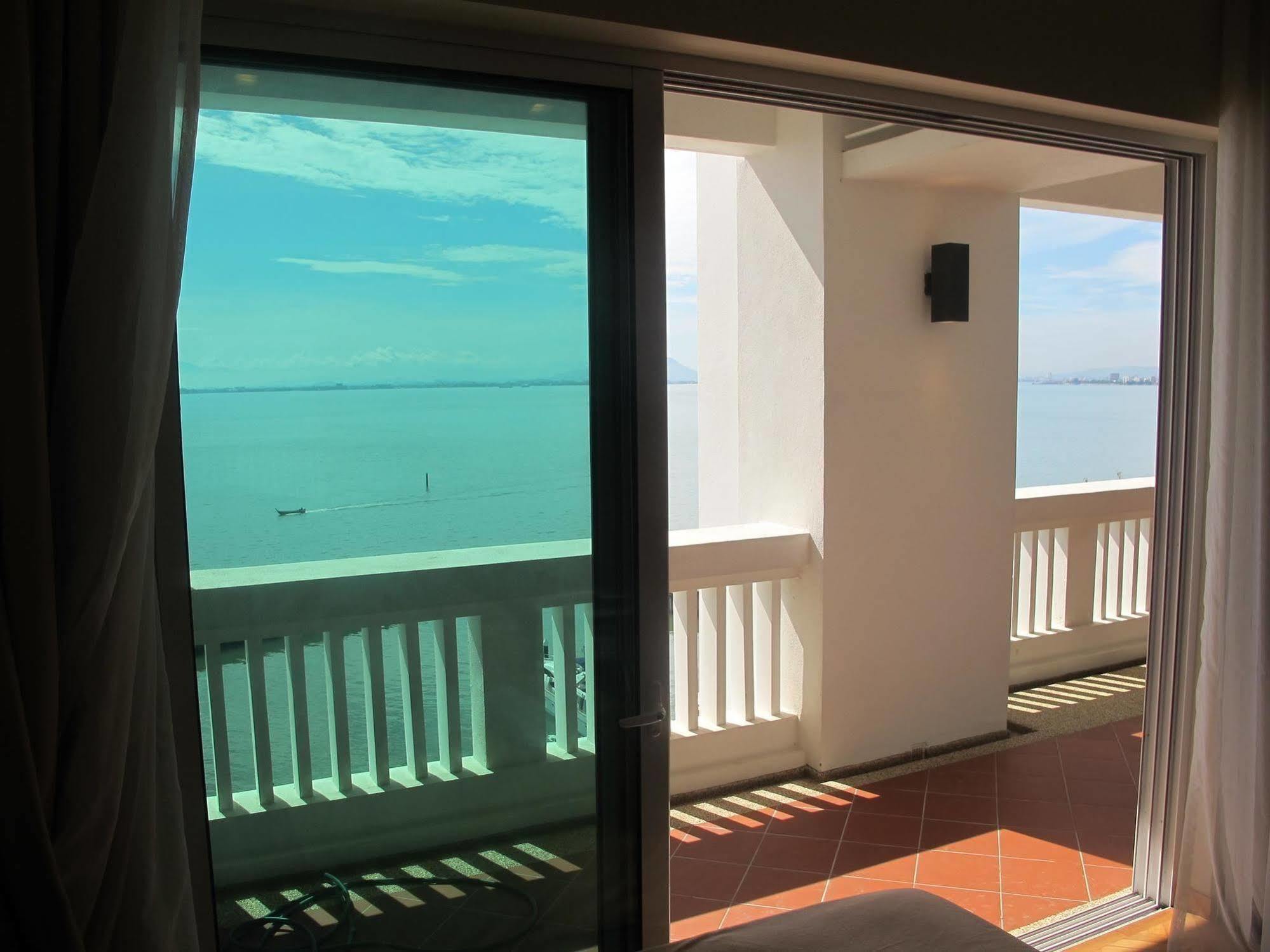 Luxury Suites @ Straits Quay Tanjung Bungah  Exterior photo